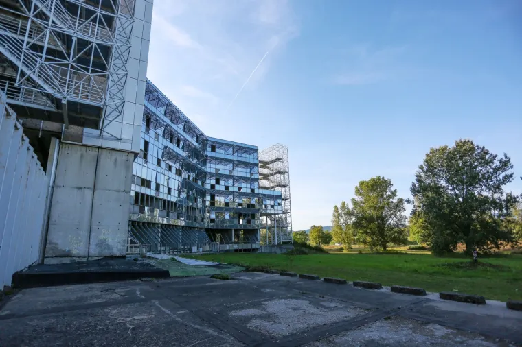 Kao u horor filmu! Pogledajte kako izgleda nikad dovr&scaron;ena Sveučili&scaron;na bolnica u Blatu