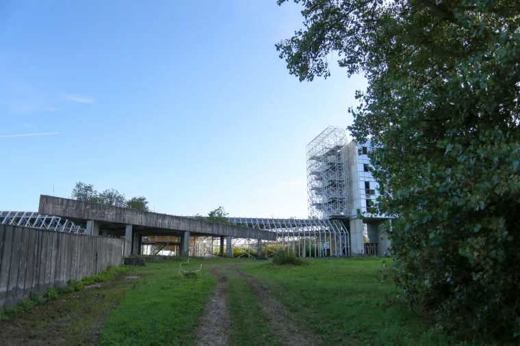 Kao u horor filmu! Pogledajte kako izgleda nikad dovr&scaron;ena Sveučili&scaron;na bolnica u Blatu