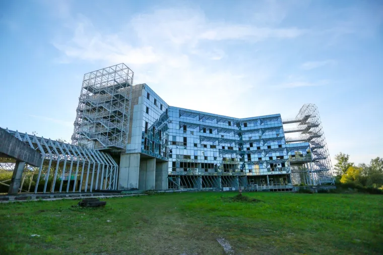 Kao u horor filmu! Pogledajte kako izgleda nikad dovr&scaron;ena Sveučili&scaron;na bolnica u Blatu