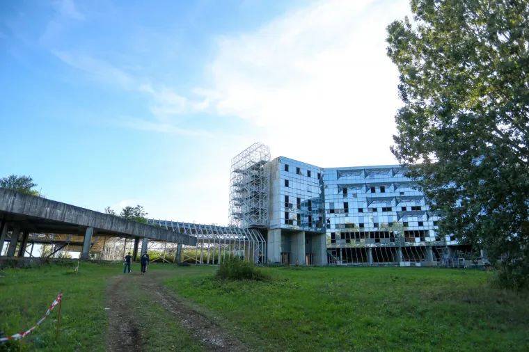 Kao u horor filmu! Pogledajte kako izgleda nikad dovr&scaron;ena Sveučili&scaron;na bolnica u Blatu