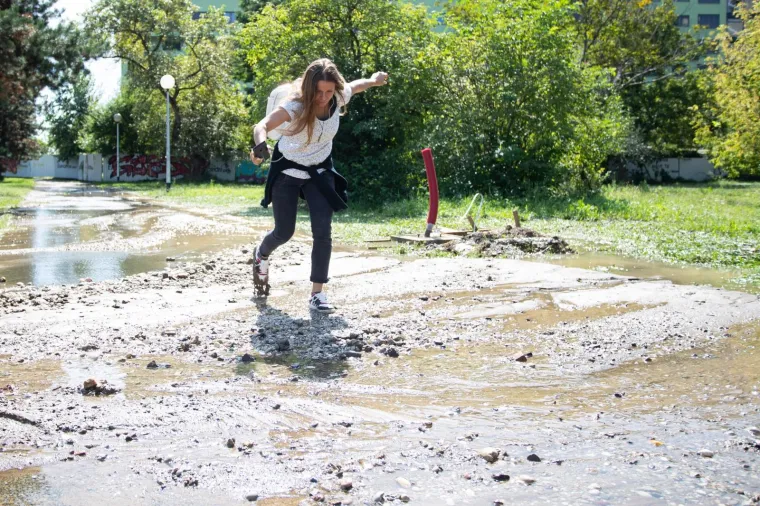 Opet puknula cijev u Novom Zagrebu; Holding popravlja kvar, upućene i cisterne s vodom