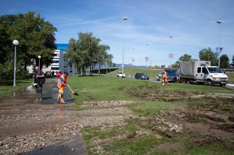 Opet puknula cijev u Novom Zagrebu; Holding popravlja kvar, upućene i cisterne s vodom