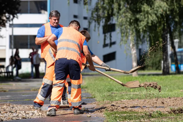 Opet puknula cijev u Novom Zagrebu; Holding popravlja kvar, upućene i cisterne s vodom