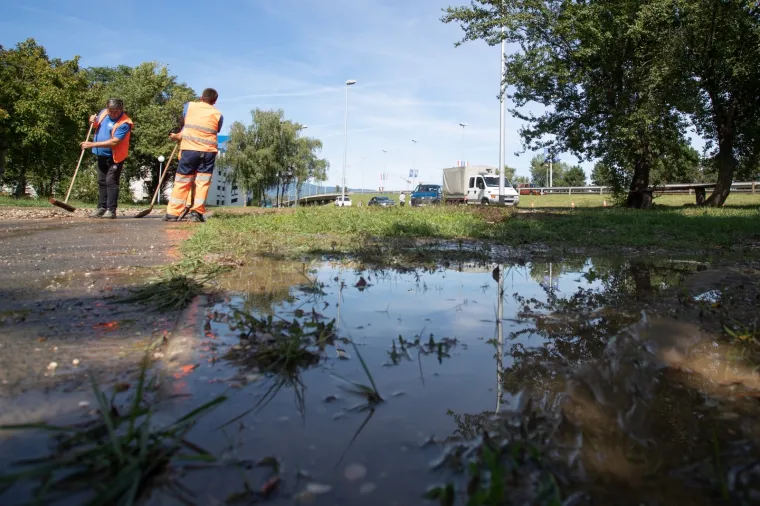 Opet puknula cijev u Novom Zagrebu; Holding popravlja kvar, upućene i cisterne s vodom
