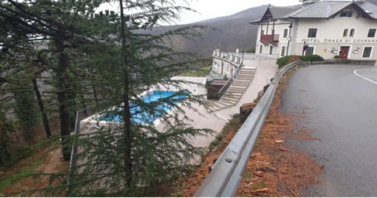 Na prodaju je i zemlji&scaron;na čestica od 813 četvornih metara općini Lovran, u Lovranskoj Dragi, oko sedam kilometara cestovno udaljena od centra Lovrana i oko 1,6 kilometara zračno od morske obale. Početna cijena je 530.000 kuna.