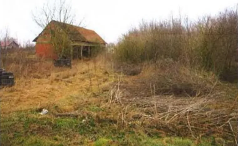 Zemlji&scaron;te u Virovitici od 3.118 m2 nalazi se unutar izdvojenog građevinskog područja izvan naselja Brezik, prema Prostornom planu uređenja općine Lukač. 
Čestica nema direktan pristup na asfaltiranu javno-prometnu povr&scaron;inu, pravilnog je oblika, neuređena, prekrivena niskim i visokim raslinjem. Na čestici se nalazi jedna građevina.