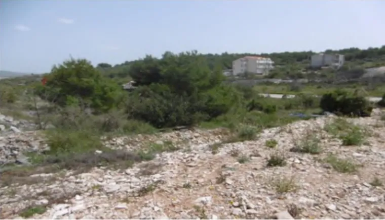 U naravi radi se o građevinskom zemlji&scaron;tu od 1.188 m2 unutar prigradskog naselja Brodarica kod &Scaron;ibenika, na području &Scaron;ibensko-kninske županije.
 Zemlji&scaron;te je slobodno, bez izgrađenih objekata, zaraslo u makiju i nisko raslinje. Osnovna infrastruktura se nalazi u blizini.