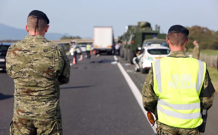 U prometnoj nesreći, koja se dogodila u srijedu oko 14,20 sati kod Draganića na autocesti A1 u smjeru Zagreba smrtno je stradao vojni policajac na kojeg je naletio kamion. Policija je na mjestu nesreće obavila očevid.
