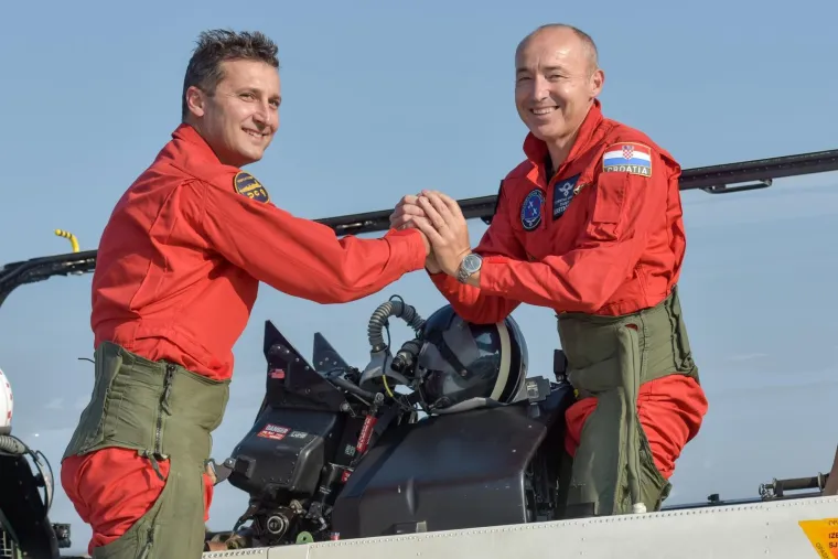 Damir Krstičević izveo let s akrobatskom skupinom Krila Oluje