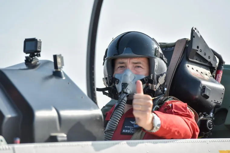 Damir Krstičević izveo let s akrobatskom skupinom Krila Oluje