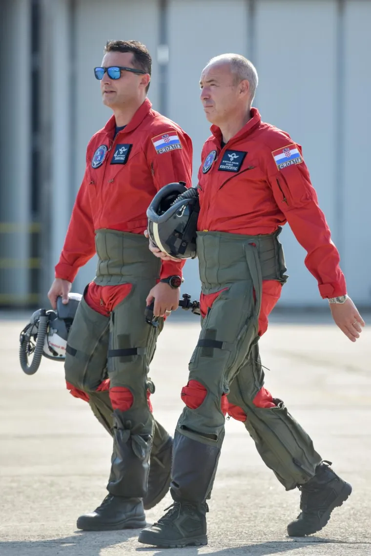 Damir Krstičević izveo let s akrobatskom skupinom Krila Oluje