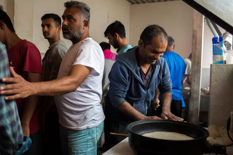 Migranti smje&scaron;teni blizu hrvatske granice: Pogledajte uvjete u kojima žive!