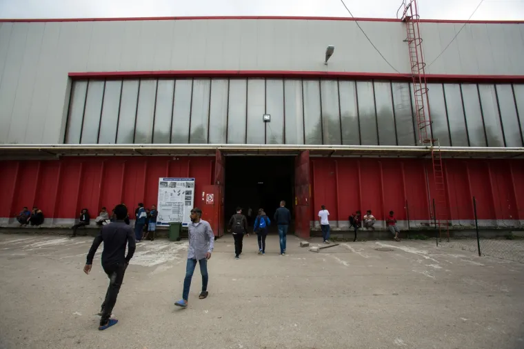 Migranti smje&scaron;teni blizu hrvatske granice: Pogledajte uvjete u kojima žive!