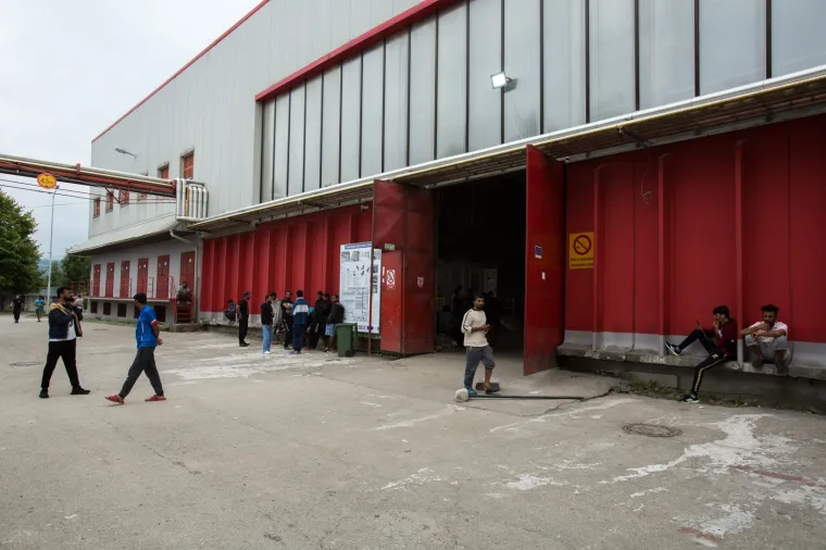 Migranti smje&scaron;teni blizu hrvatske granice: Pogledajte uvjete u kojima žive!