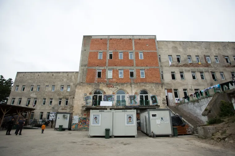 Migranti smje&scaron;teni blizu hrvatske granice: Pogledajte uvjete u kojima žive!