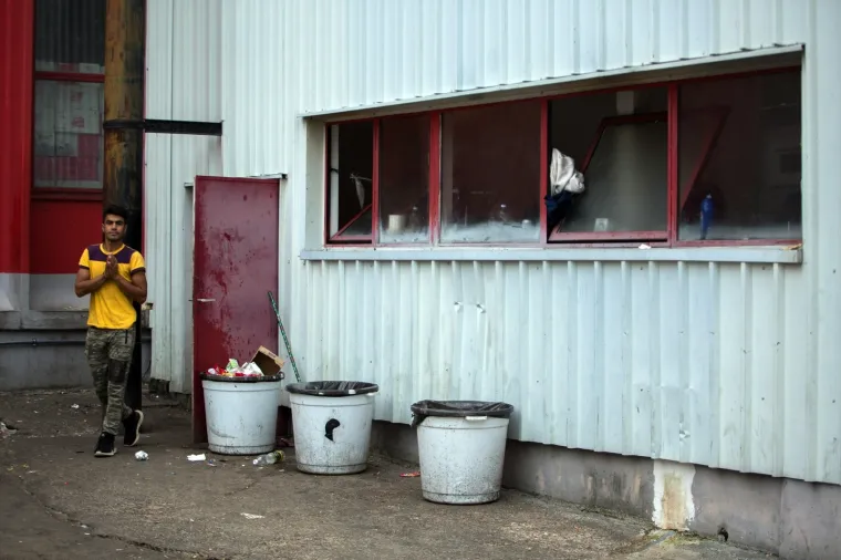 Migranti smje&scaron;teni blizu hrvatske granice: Pogledajte uvjete u kojima žive!