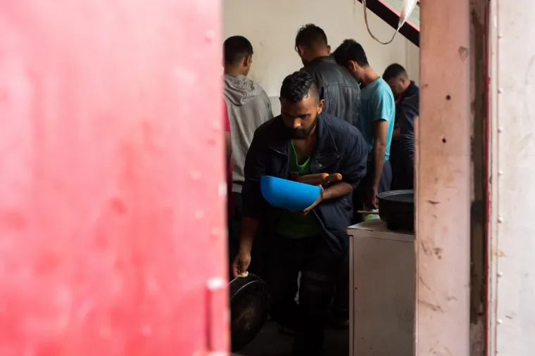 Migranti smje&scaron;teni blizu hrvatske granice: Pogledajte uvjete u kojima žive!