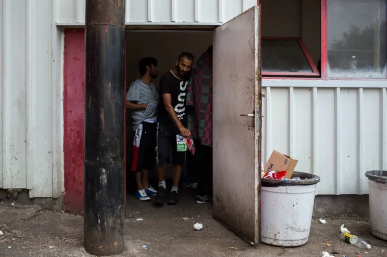 Migranti smje&scaron;teni blizu hrvatske granice: Pogledajte uvjete u kojima žive!