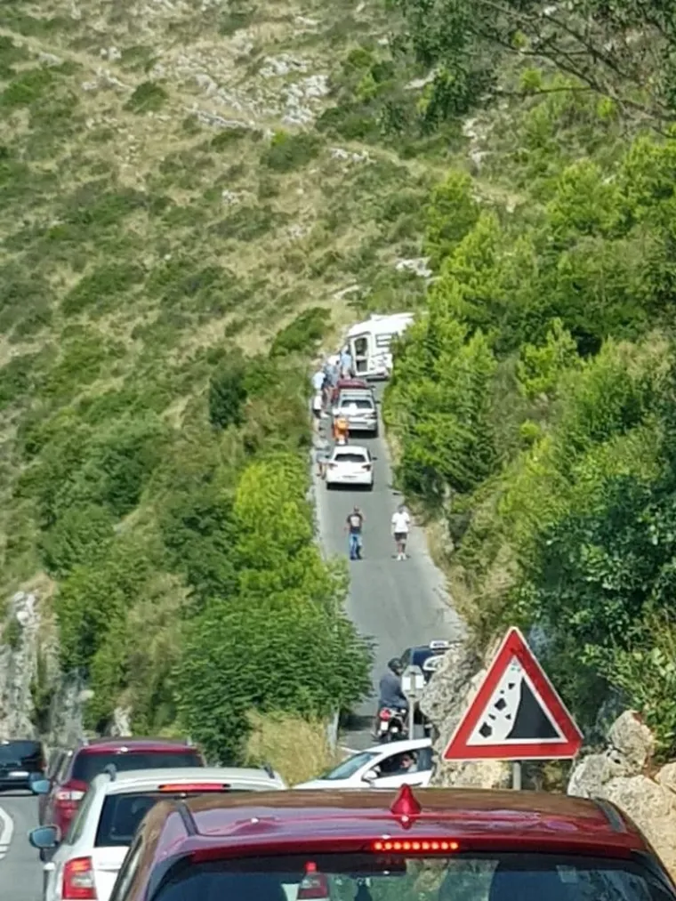 Kamper zapeo na cesti kod Dubrovnika i dok se 'koprcao' stvorio je ogromnu gužvu