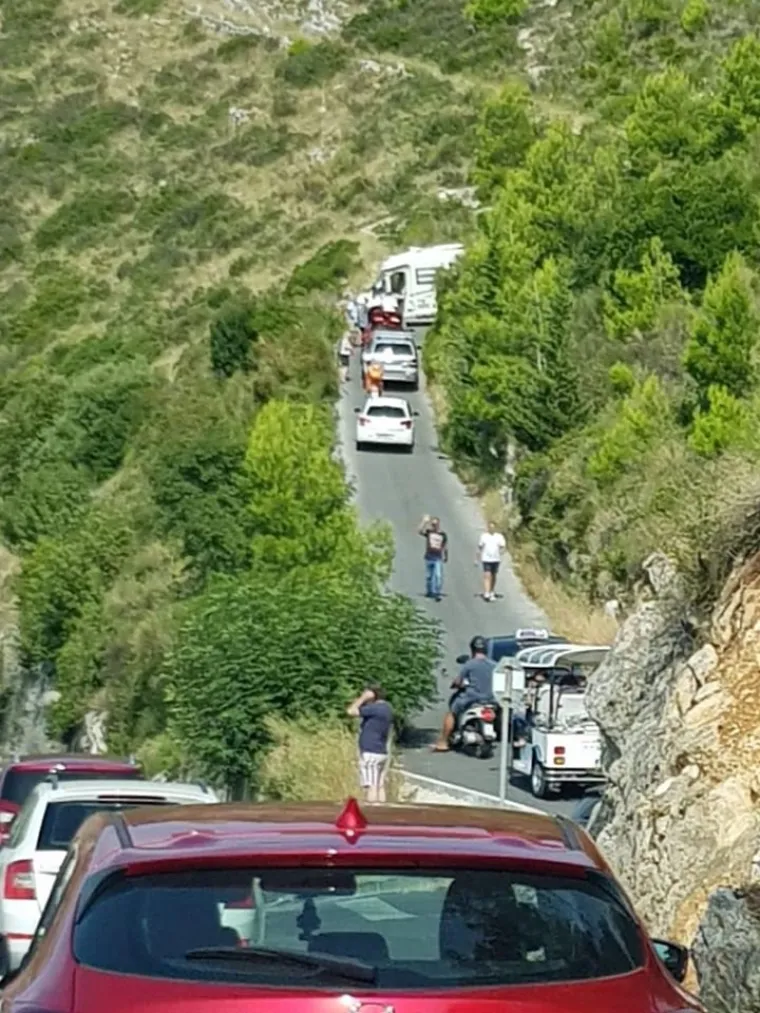 Kamper zapeo na cesti kod Dubrovnika i dok se 'koprcao' stvorio je ogromnu gužvu