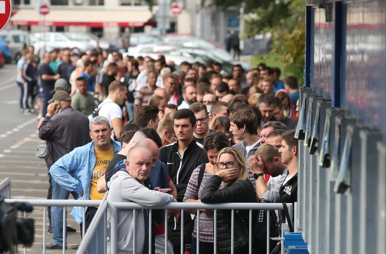 Iako je prodaja ulaznica počela u 11 sati, redovi na Maksimiru počeli su se stvarati već oko 6 ujutro.      Photo: Marko Prpić/PIXSELL