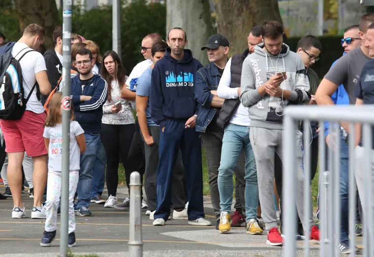 Već oko 11.30 rasprodane su sve ulaznice za tribinu zapad dolje, koje su cijenom od 400 kuna najskuplje u ponudi.      Photo: Marko Prpic/PIXSELL