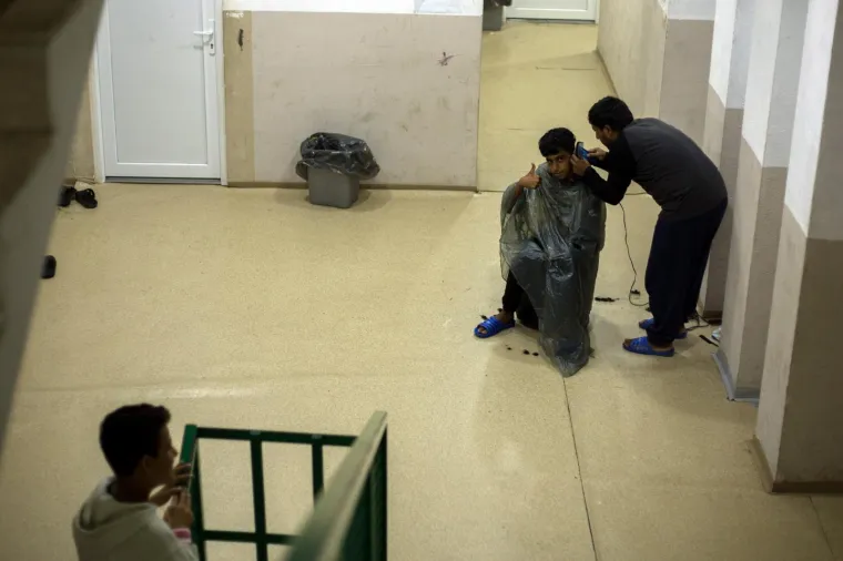 SASVIM BLIZU HRVATSKE: Pogledajte kako izgleda svakodnevni život migranata u izbjegličkim kampovima u Bihaću