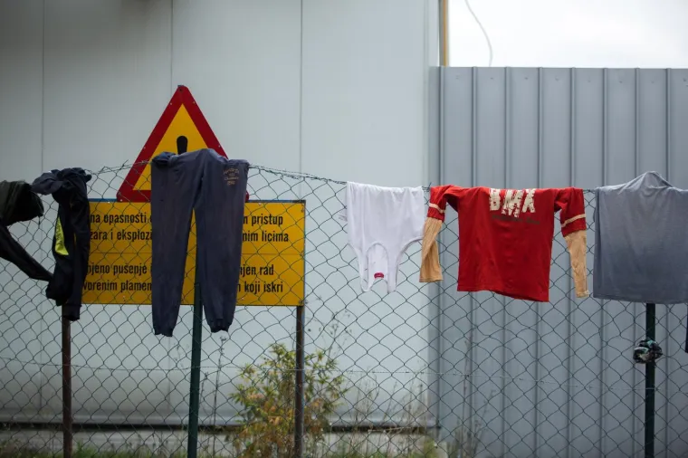 SASVIM BLIZU HRVATSKE: Pogledajte kako izgleda svakodnevni život migranata u izbjegličkim kampovima u Bihaću