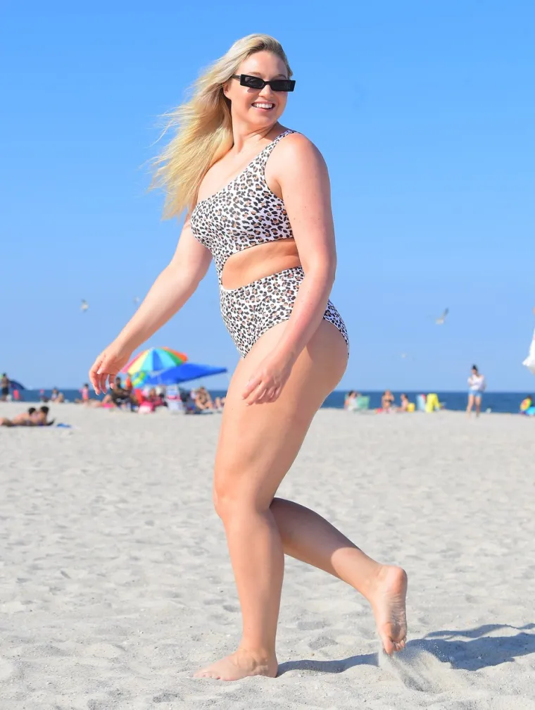 PLIJENILA JE POGLEDE: Plus size manekenka u badiću leopard uzorka trčkarala plažom