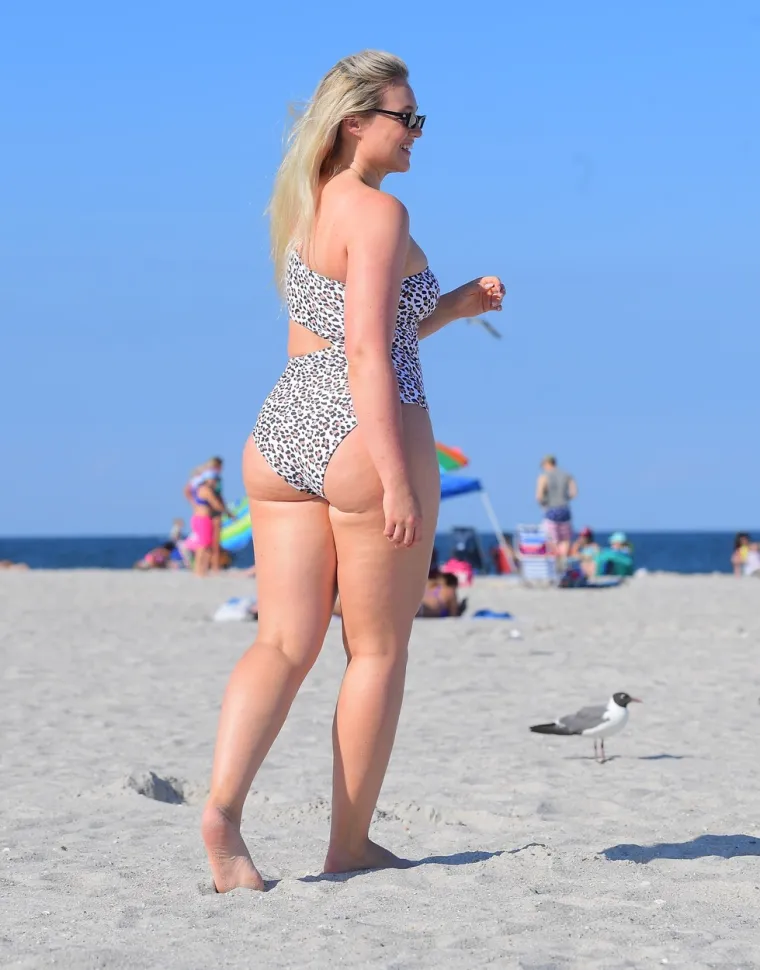 PLIJENILA JE POGLEDE: Plus size manekenka u badiću leopard uzorka trčkarala plažom
