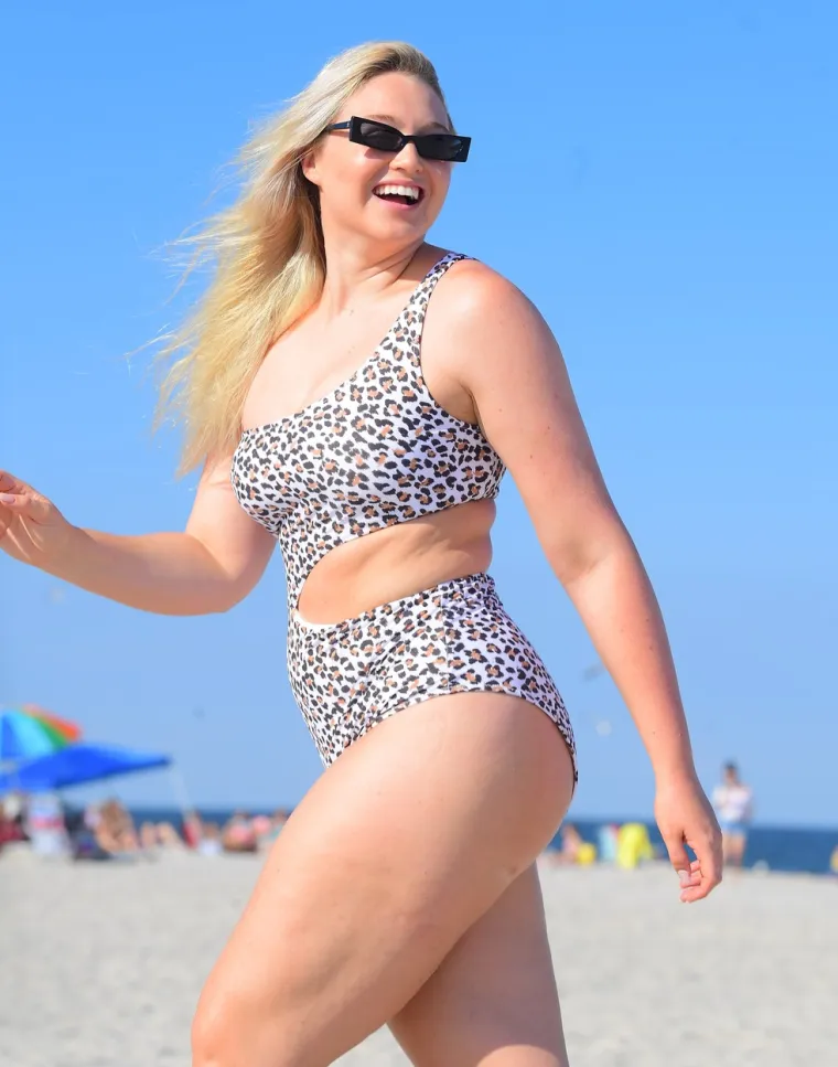PLIJENILA JE POGLEDE: Plus size manekenka u badiću leopard uzorka trčkarala plažom