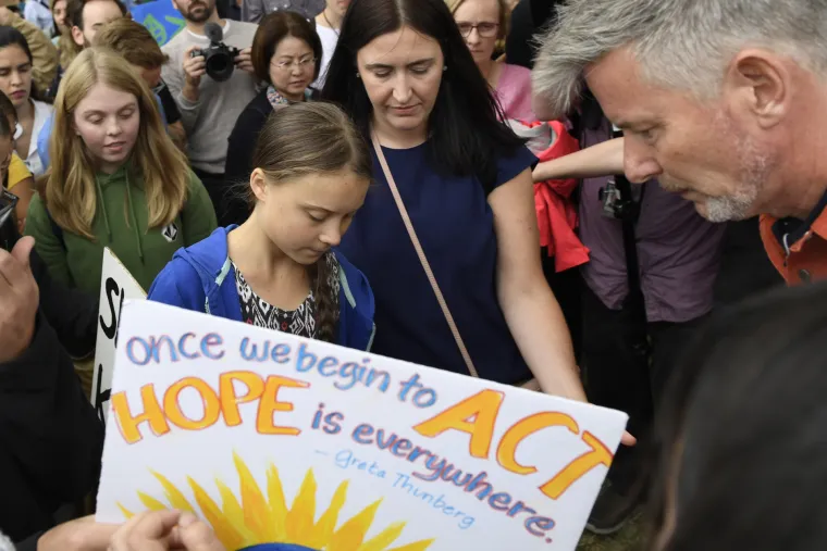 Greta Thunberg s klimatskim aktivistima stigla Trumpu pred vrata: 'Nikada ne odustajte!'