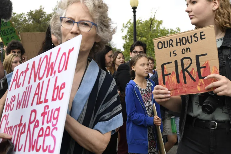 Greta Thunberg s klimatskim aktivistima stigla Trumpu pred vrata: 'Nikada ne odustajte!'