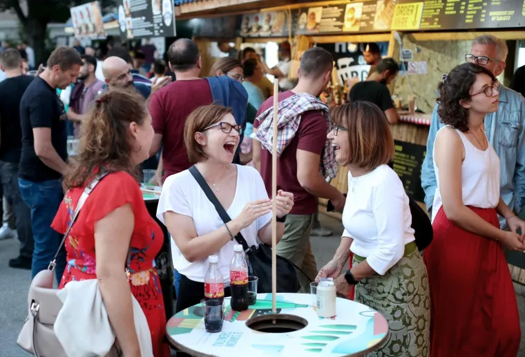 Burgermanija u Zagrebu: Burgeri lovačkog okusa, s viskijem, vege burgeri, sočna rebarca fini slatki&scaron;i...