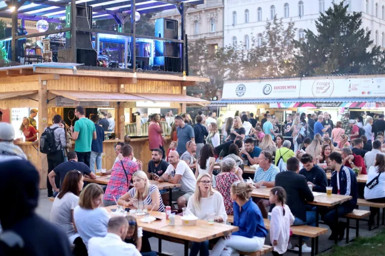 Burgermanija u Zagrebu: Burgeri lovačkog okusa, s viskijem, vege burgeri, sočna rebarca fini slatki&scaron;i...