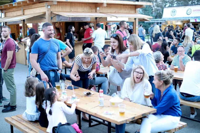 Burgermanija u Zagrebu: Burgeri lovačkog okusa, s viskijem, vege burgeri, sočna rebarca fini slatki&scaron;i...