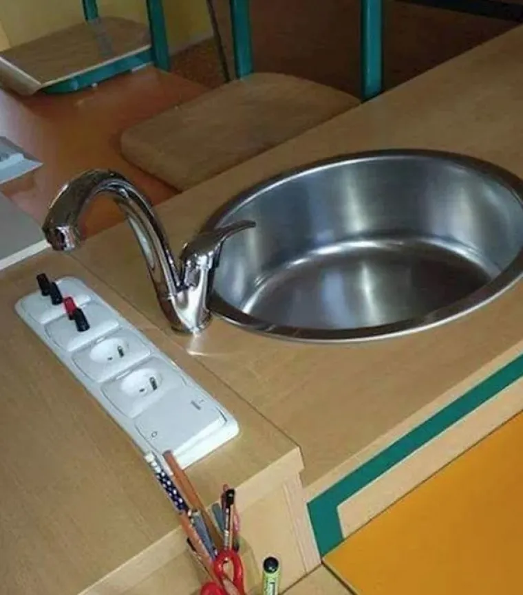 Kako to izgleda kada svoj posao obavlja&scaron; pijan: Sasvim je jasno da s ovim fotkama ne&scaron;to ne &scaron;tima