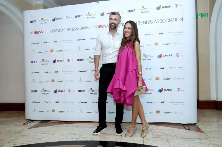 &ldquo;Nema sumnje da se imamo čime ponositi i upravo zato je Hrvatski teniski savez odlučio okupiti ovako divne ljude i sjajne sporta&scaron;e na velikoj svečanosti. Danas ne samo da se želimo podsjetiti na vrhunske rezultate koji su postignuti, nego se istovremeno zahvaliti na svemu &scaron;to su učinili za hrvatski tenis. Iza svih rezultata stoje velika odricanja i upravo su oni ti koji najbolje znaju koliko je te&scaron;ko doći u svjetski vrh, u sportu koji je popularan &scaron;irom svijeta i u kojem je zato i konkurencija izuzetno jaka&rdquo;, rekla je predsjednica HTS-a Nikolina Babić.