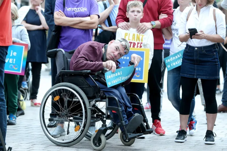 Inicijativa &Scaron;kola za sve održala je prosvjed građana zbog zahtjeva za pomoćnike u nastavi koje su podnijeli roditelji i &scaron;kole za djecu s te&scaron;koćama,
 a koje Ministarstvo znanosti i obrazovanja nije rije&scaron;ilo do pocetka nove &scaron;kolske godine. Zahtijevaju ravnopravnost i jednake mogućnosti za svu djecu u odgojno-obrazovnom sustavu.