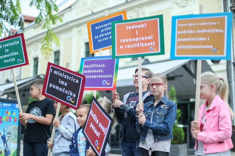 Inicijativa &Scaron;kola za sve održala je prosvjed građana zbog zahtjeva za pomoćnike u nastavi koje su podnijeli roditelji i &scaron;kole za djecu s te&scaron;koćama,
 a koje Ministarstvo znanosti i obrazovanja nije rije&scaron;ilo do pocetka nove &scaron;kolske godine. Zahtijevaju ravnopravnost i jednake mogućnosti za svu djecu u odgojno-obrazovnom sustavu.