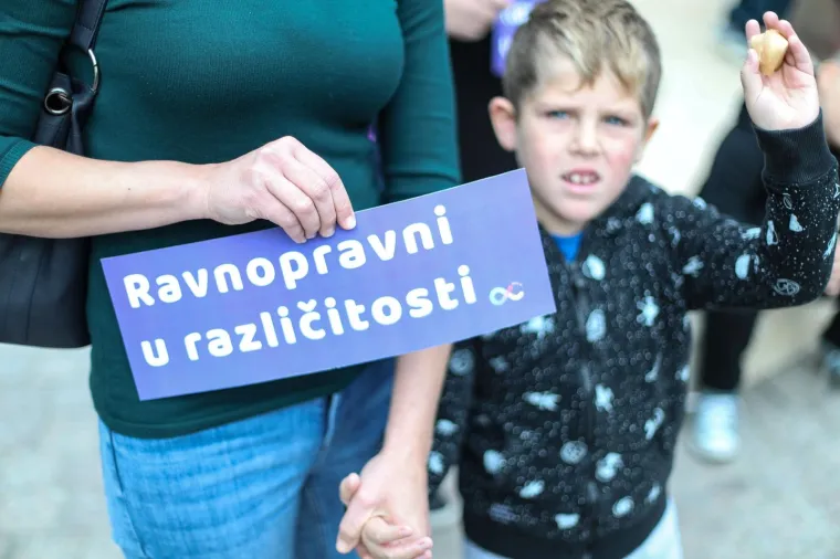 Inicijativa &Scaron;kola za sve održala je prosvjed građana zbog zahtjeva za pomoćnike u nastavi koje su podnijeli roditelji i &scaron;kole za djecu s te&scaron;koćama,
 a koje Ministarstvo znanosti i obrazovanja nije rije&scaron;ilo do pocetka nove &scaron;kolske godine. Zahtijevaju ravnopravnost i jednake mogućnosti za svu djecu u odgojno-obrazovnom sustavu.