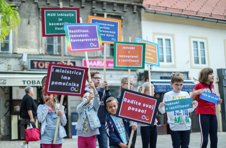 Inicijativa &Scaron;kola za sve održala je prosvjed građana zbog zahtjeva za pomoćnike u nastavi koje su podnijeli roditelji i &scaron;kole za djecu s te&scaron;koćama,
 a koje Ministarstvo znanosti i obrazovanja nije rije&scaron;ilo do pocetka nove &scaron;kolske godine. Zahtijevaju ravnopravnost i jednake mogućnosti za svu djecu u odgojno-obrazovnom sustavu.