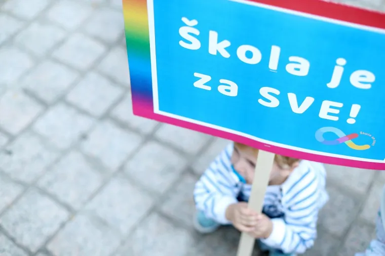 Inicijativa &Scaron;kola za sve održala je prosvjed građana zbog zahtjeva za pomoćnike u nastavi koje su podnijeli roditelji i &scaron;kole za djecu s te&scaron;koćama,
 a koje Ministarstvo znanosti i obrazovanja nije rije&scaron;ilo do pocetka nove &scaron;kolske godine. Zahtijevaju ravnopravnost i jednake mogućnosti za svu djecu u odgojno-obrazovnom sustavu.