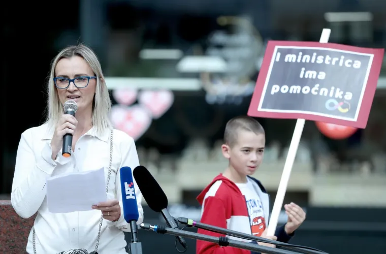 Inicijativa &Scaron;kola za sve održala je prosvjed građana zbog zahtjeva za pomoćnike u nastavi koje su podnijeli roditelji i &scaron;kole za djecu s te&scaron;koćama,
 a koje Ministarstvo znanosti i obrazovanja nije rije&scaron;ilo do pocetka nove &scaron;kolske godine. Zahtijevaju ravnopravnost i jednake mogućnosti za svu djecu u odgojno-obrazovnom sustavu.