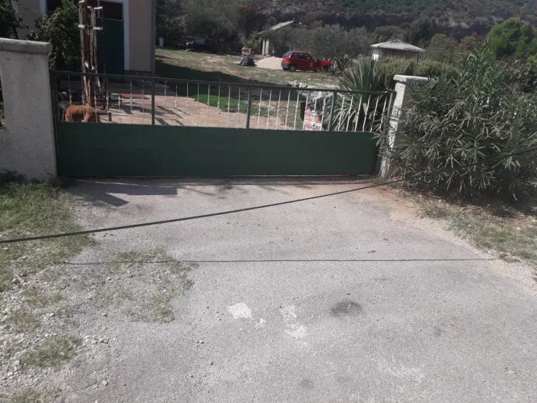 Dramatične fotografije: Već mjesec dana stup visi samo na kabelu!