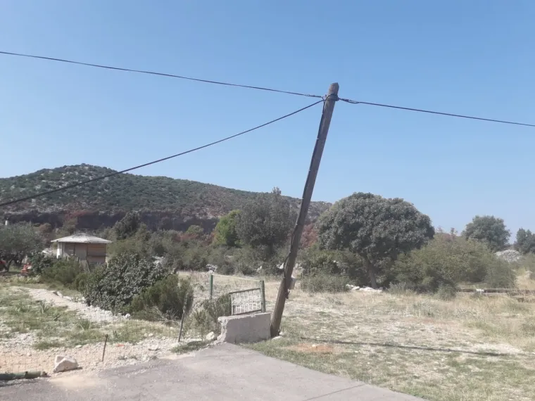 Dramatične fotografije: Već mjesec dana stup visi samo na kabelu!