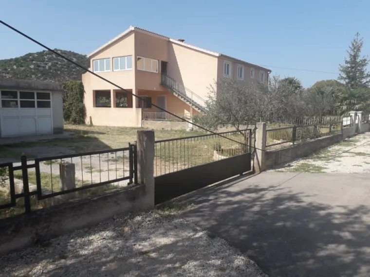 Dramatične fotografije: Već mjesec dana stup visi samo na kabelu!