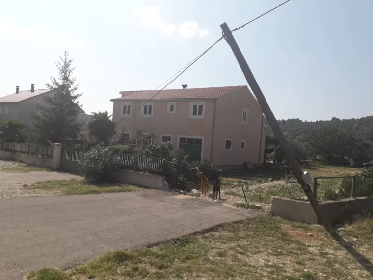 Dramatične fotografije: Već mjesec dana stup visi samo na kabelu!