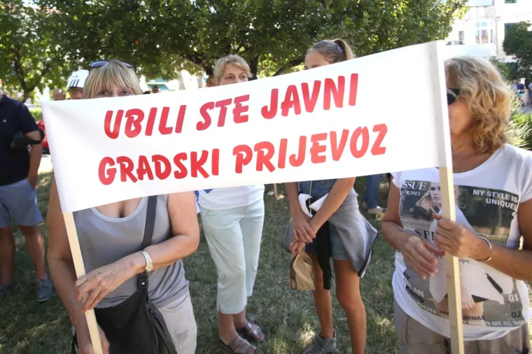 Nakon &scaron;to je u medijima najavljeno kako će lo&scaron;a privremena regulacija prometa postati trajno rje&scaron;enje,
 odlučili su se za prosvjed jer smatraju da su vladajući pogrije&scaron;ili u svojoj odluci.
