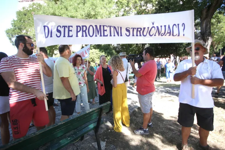 Nakon &scaron;to je u medijima najavljeno kako će lo&scaron;a privremena regulacija prometa postati trajno rje&scaron;enje,
 odlučili su se za prosvjed jer smatraju da su vladajući pogrije&scaron;ili u svojoj odluci.